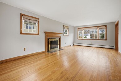 215 Pine Ln, Wethersfield, CT 06109 - photo 6