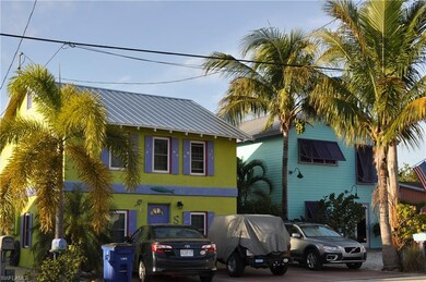 5 minutes away from Matlacha for shopping, art galleries and bay front restaurants.