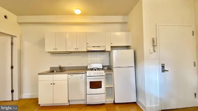 330 S Juniper St unit 3B, Philadelphia, PA 19107 - photo 2