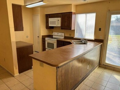 Kitchen with breakfast bar