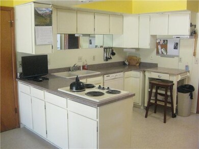 2902 Woodview Dr, Lansing, MI 48911 - photo 4