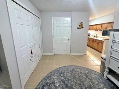 6215 Hidden Creek Dr unit 118, Lorain, OH 44053 - photo 3