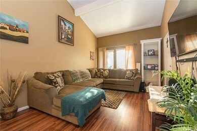 SPACIOUS LIVING ROOM WITH VAULTED CEILING, LAMINAT