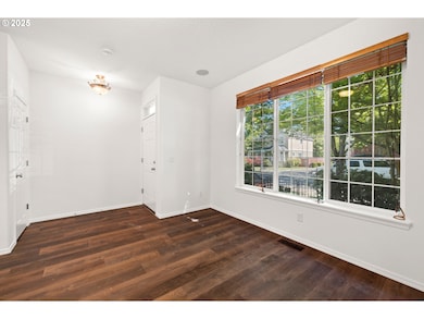 Living Room/Entrance