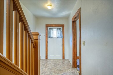 Bright open entryway as you walk in the front door