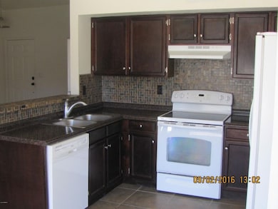 2229 W Potter 005