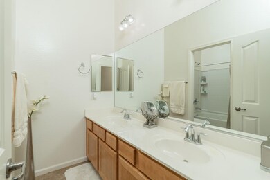 Dual Sink Full Bath