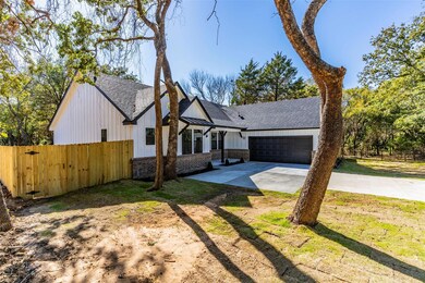 521 W Oakdale St, Cleburne, TX 76031 - photo 2