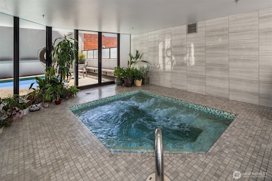 Jacuzzi next to outdoor swiming pool. Enjoy!