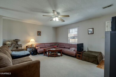 05_EmeraldFarmWay_7319_Living02