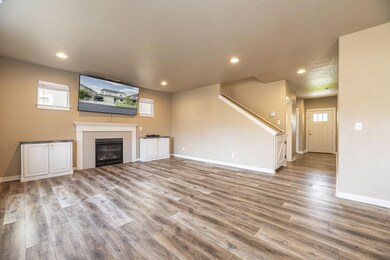 20360SELoisWay-LivingRoom1-1