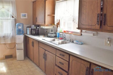 918 W College Ave, Woodville, OH 43469 - photo 7