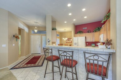 004_Breakfast Bar and Kitchen