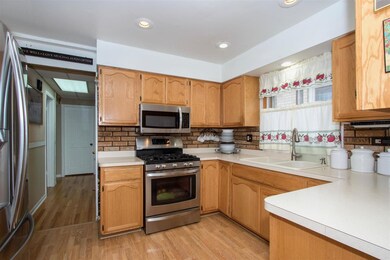KITCHEN W STAINLESS STEEL APPLIANCES