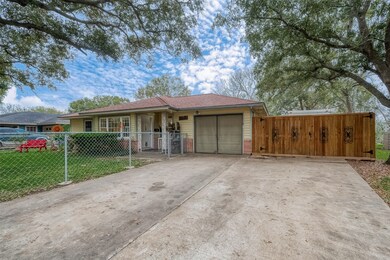 2008 Hillcrest Dr, Bay City, TX 77414 - photo 3