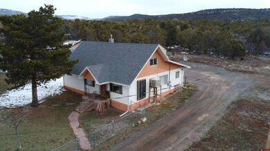 Birds eye view of property featuring a mountain vi