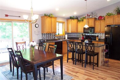 Very open KT/DR/LR space with vaulted ceilings! Ni