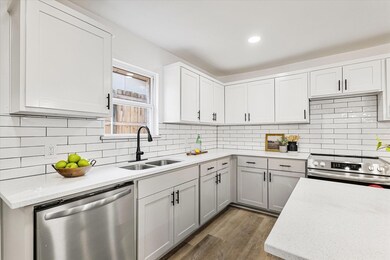 Kitchen with backsplash, dark hardwood / wood-styl