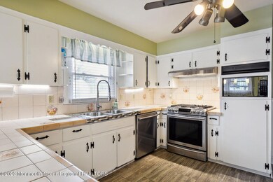 0008-08Kitchen
