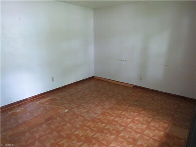 522 Staples St, Reidsville, NC 27320 - photo 2