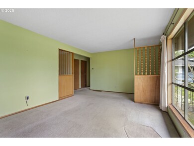Living Room/Entrance