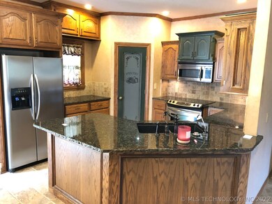THIS IS A GREAT KITCHEN FOR ENTERTAINING