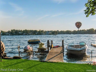 121 N North Shore Dr, Lake Orion, MI 48362 - photo 4