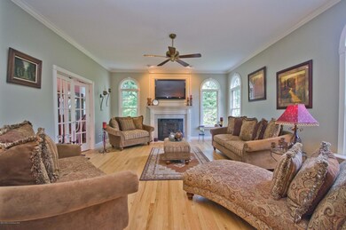006_FAMILY ROOM