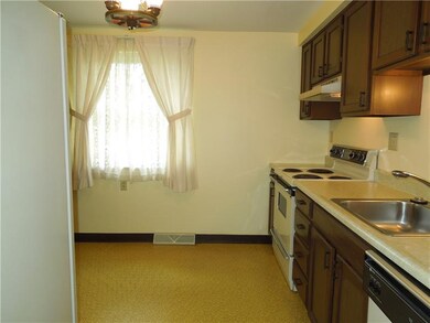 Fully equipped kitchen - with stove, refrigerator 