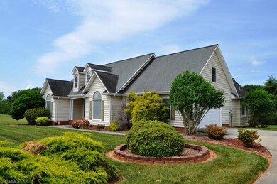 421 Thistle Ln, Statesville, NC 28625 - photo 2