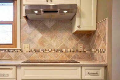 Flat cook top, stainless steel range hood.
