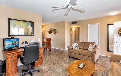 10405 W Kingswood Cir-large-006-1-Living