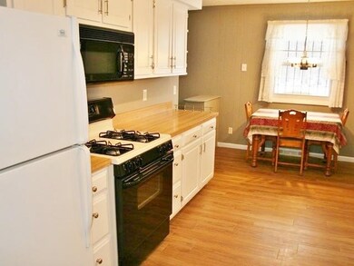 Nice eating area in the kitchen