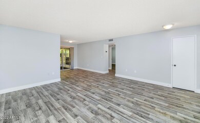 10209 W Kingswood Cir-large-005-003-1020