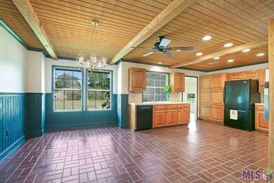 Large Breakfast/Keeping area that is open to the K