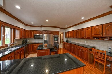 Beautiful, eat-in, spacious kitchen, stainless ste
