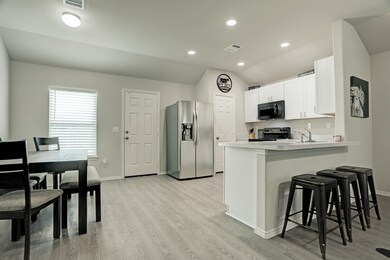 639 W Fairway Lake Dr, Alvin, TX 77511 - photo 3