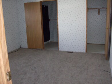 Master Bedroom w/Walk-in closet