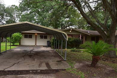 304 Lindsey Ave, Bay City, TX 77414 - photo 2