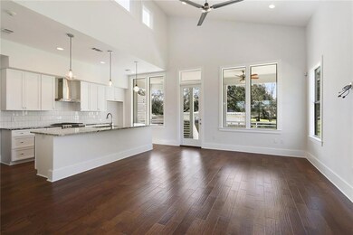 Large Island in Spacious Kitchen