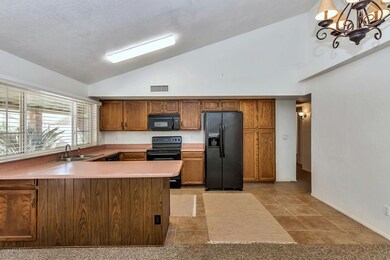 3959 W Corrine Dr-large-007-5-Kitchen-15