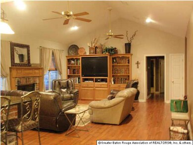 Great open-plan living with vaulted ceilings, cust