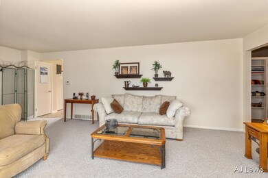 Living room w/bay window