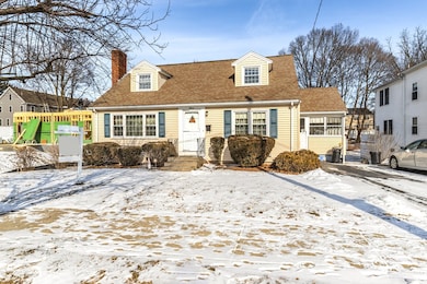 15 Utica St, Woburn, MA 01801 - photo 2