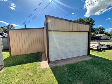 305 W 1st St, Seiling, OK 73663 - photo 5