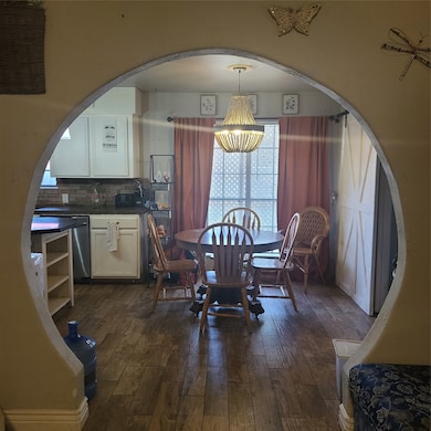 circular entry way to kitchen