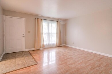 143_Calahan-entry into living room