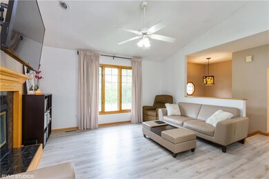 2201 Maish Ct, Des Moines, IA 50320 - photo 3