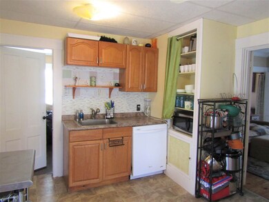 196 Pleasant St, Franklin, NH 03235 - photo 4