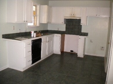 201 Stockbridge Dr, Selma, NC 27576 - photo 4